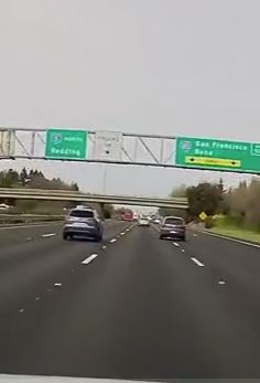 Auto vola giù dal cavalcavia e si schianta sull’autostrada a Sacramento