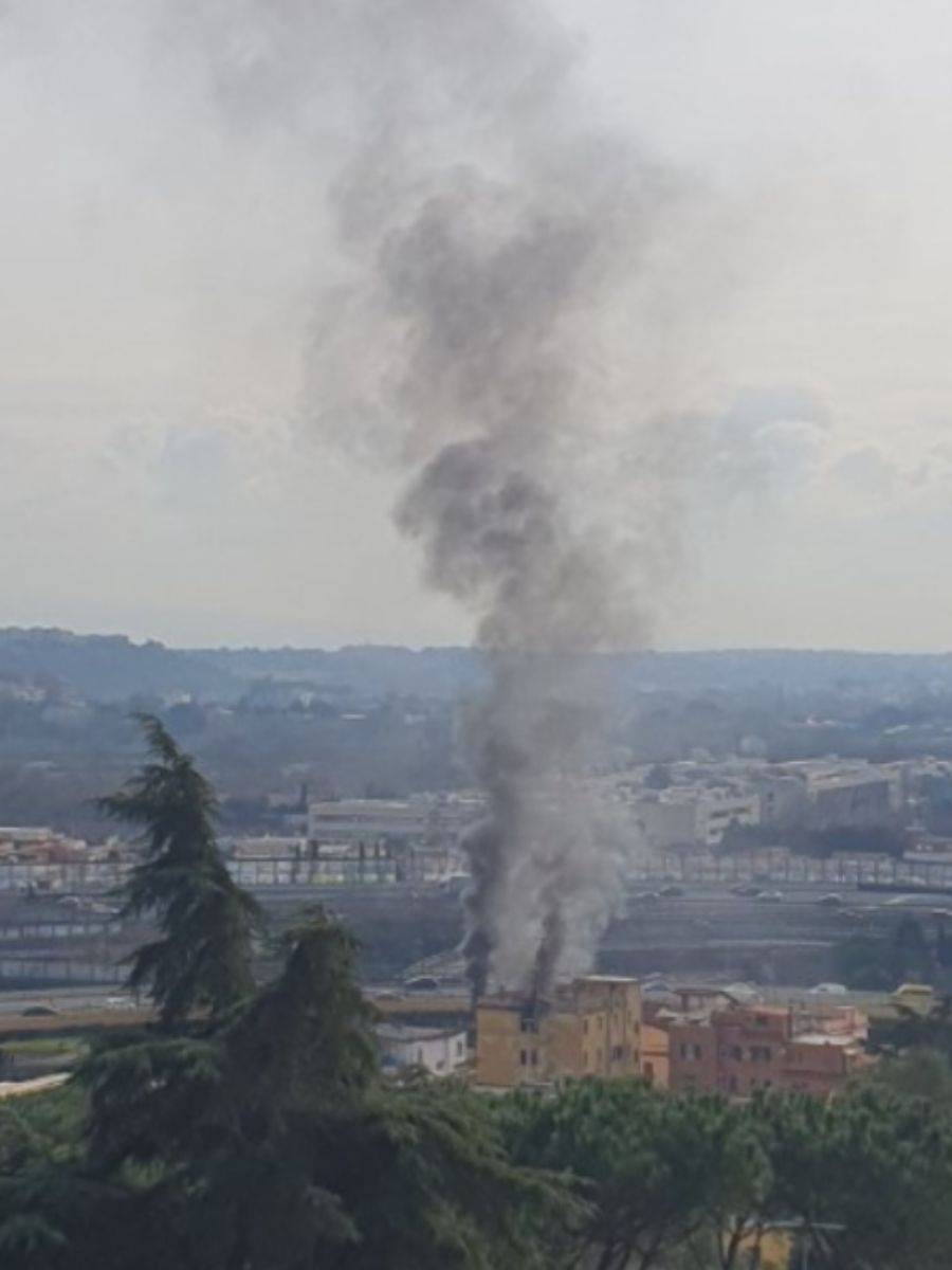 Labaro, incendio in una palazzina: morta una donna di 94 anni