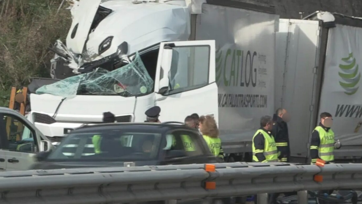 Incidente in autostrada, terribile schianto prima della galleria