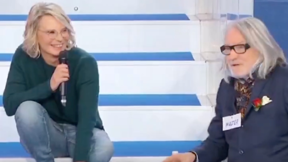 “Uomini e donne”, Maria De Filippi corteggiata dal cavaliere in studio (VIDEO)