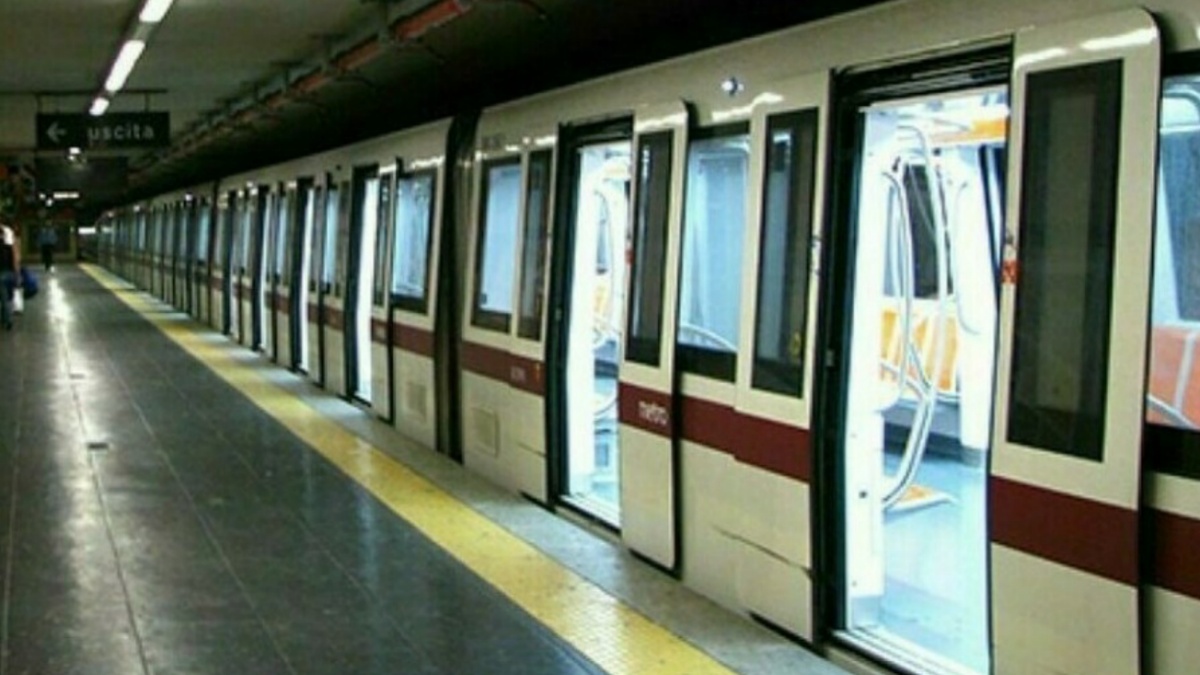 Malore fatale sulla metro in Italia, si accascia davanti a tutti e muore