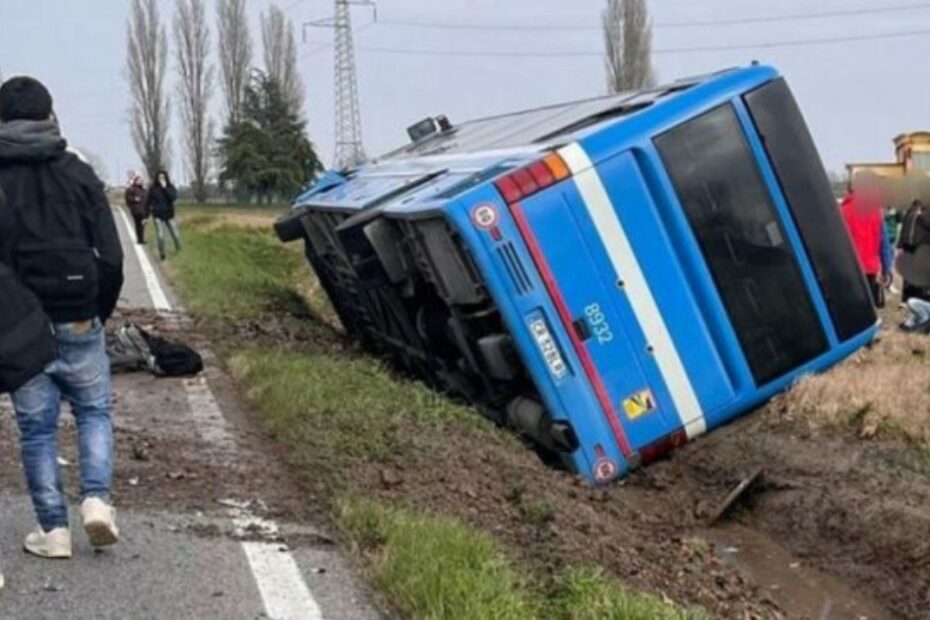 scontro tra auto e bus ferrara