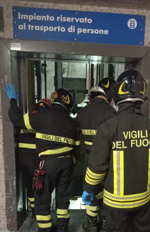 Crolla ascensore in stazione