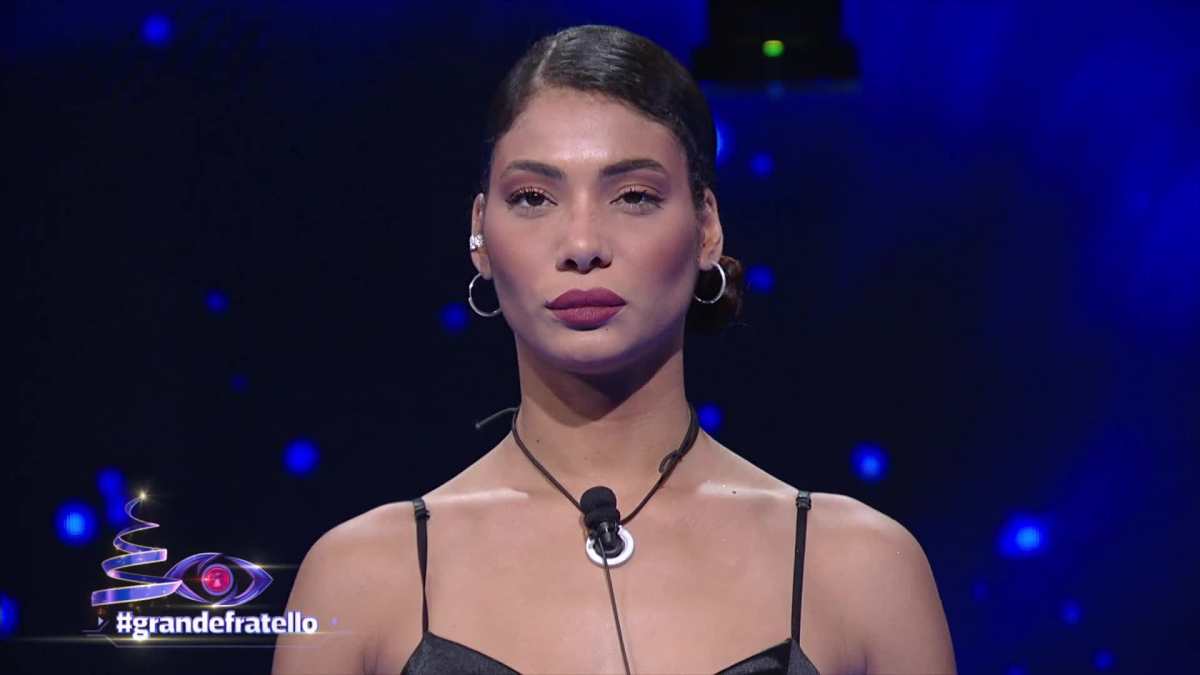 Grande fratello, Yulia smascherata proprio da lui, bomba sganciata: “Dormiamo insieme”