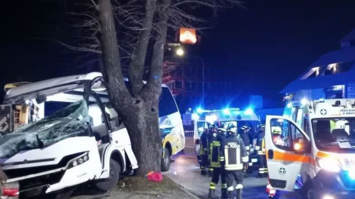 Autobus esce di strada e si schianta: la gita finisce in tragedia. Incidente a Brescia