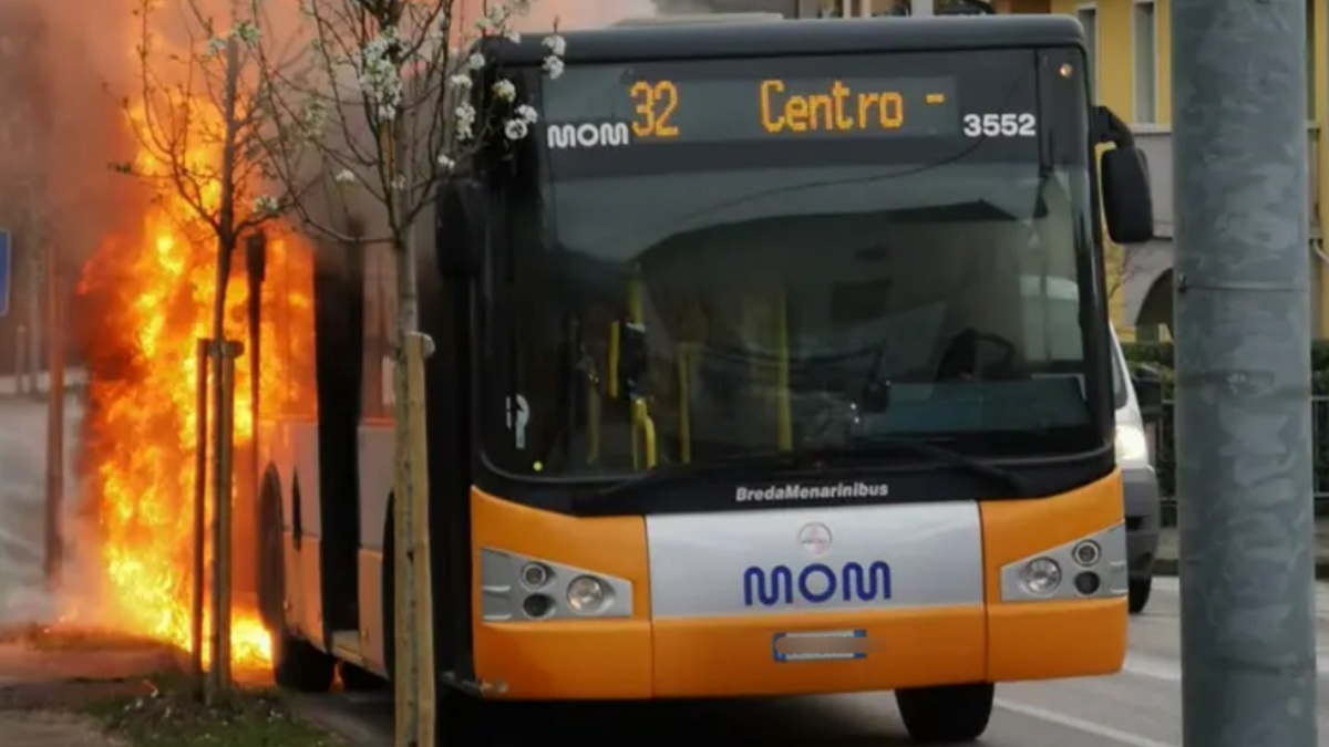 Autobus in fiamme, paura per decine di passeggeri: a bordo anche studenti