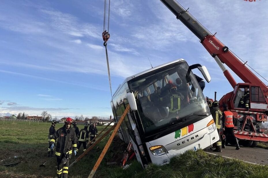 bus in gita finisce fuori strada