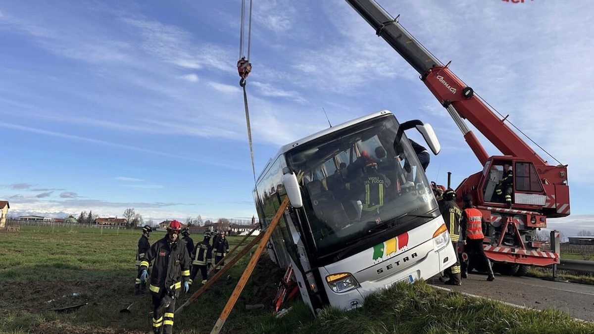 bus in gita finisce fuori strada