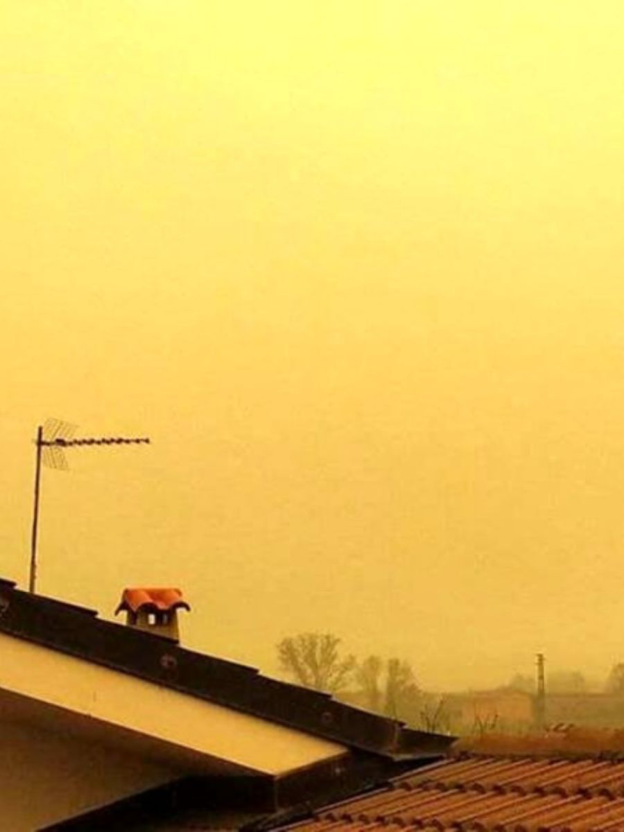 Sabbia del Sahara, cielo giallo e piove con la polvere: ecco dove