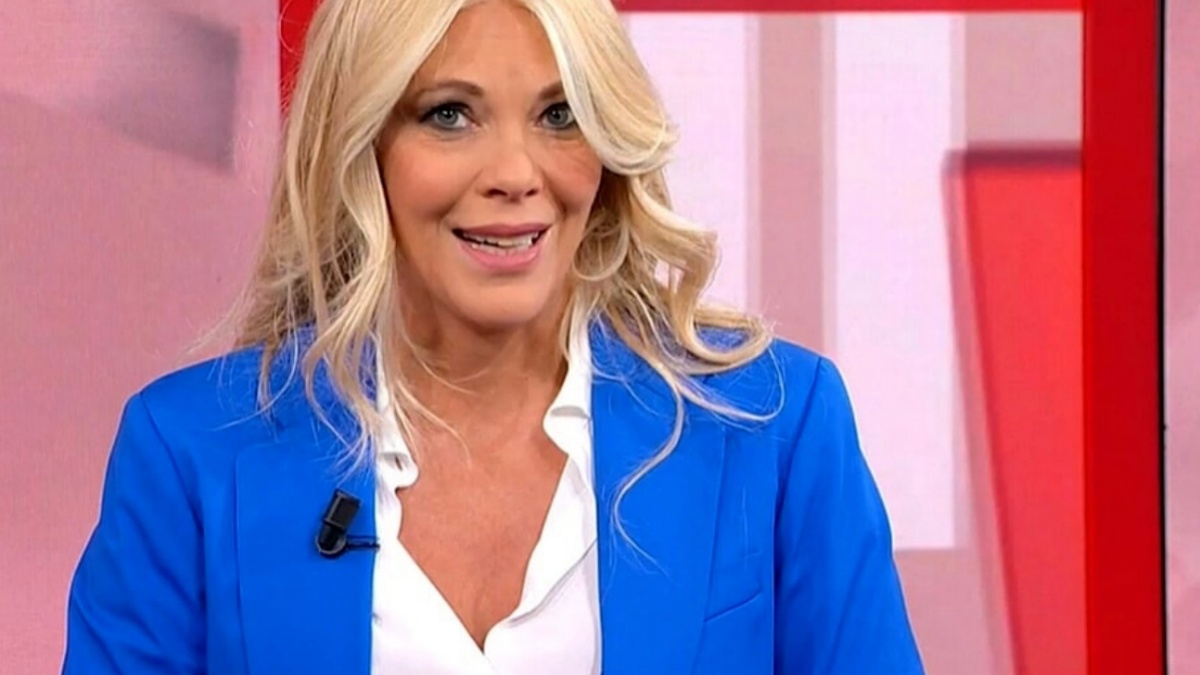 “Storie italiane”, Eleonora Daniele dà il triste annuncio in diretta: “È morta…”