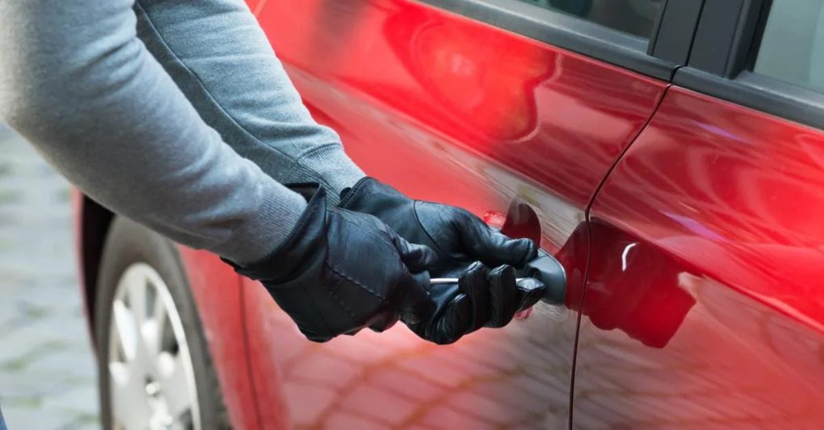 Furti nel parcheggio del supermercato, così ti rubano l’auto: come funziona la nuova tecnica