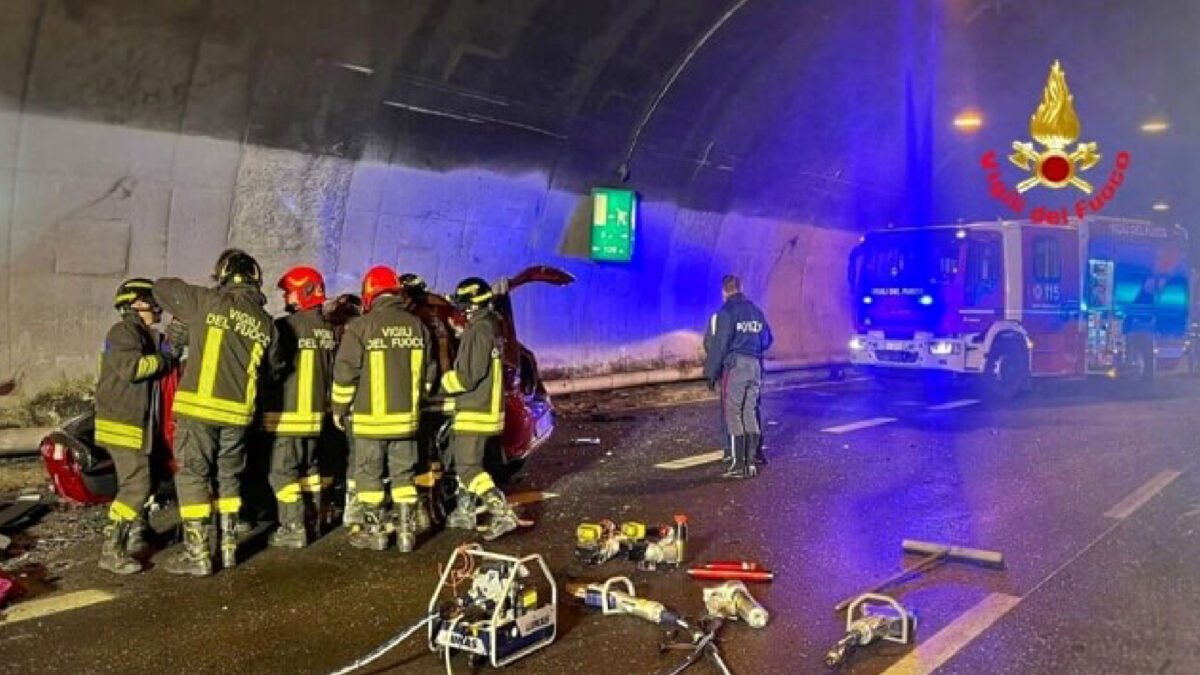 Terribile schianto in galleria, ci sono morti e feriti: come è successo