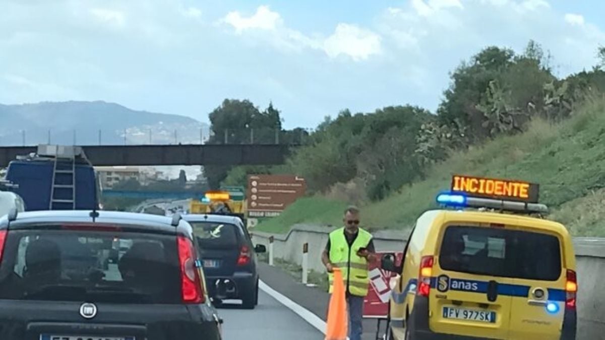 Terribile schianto in autostrada, code chilometriche e traffico bloccato