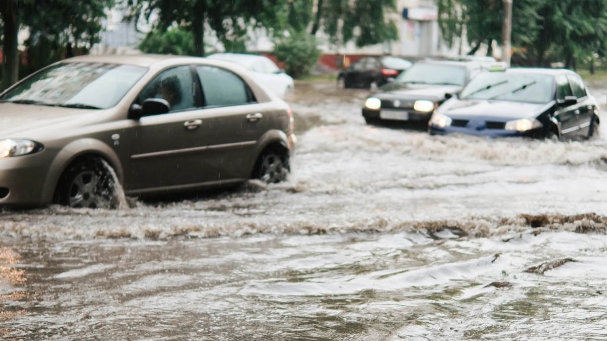 Maltempo, allerta in queste regioni: fiume di fango inonda la città (VIDEO)