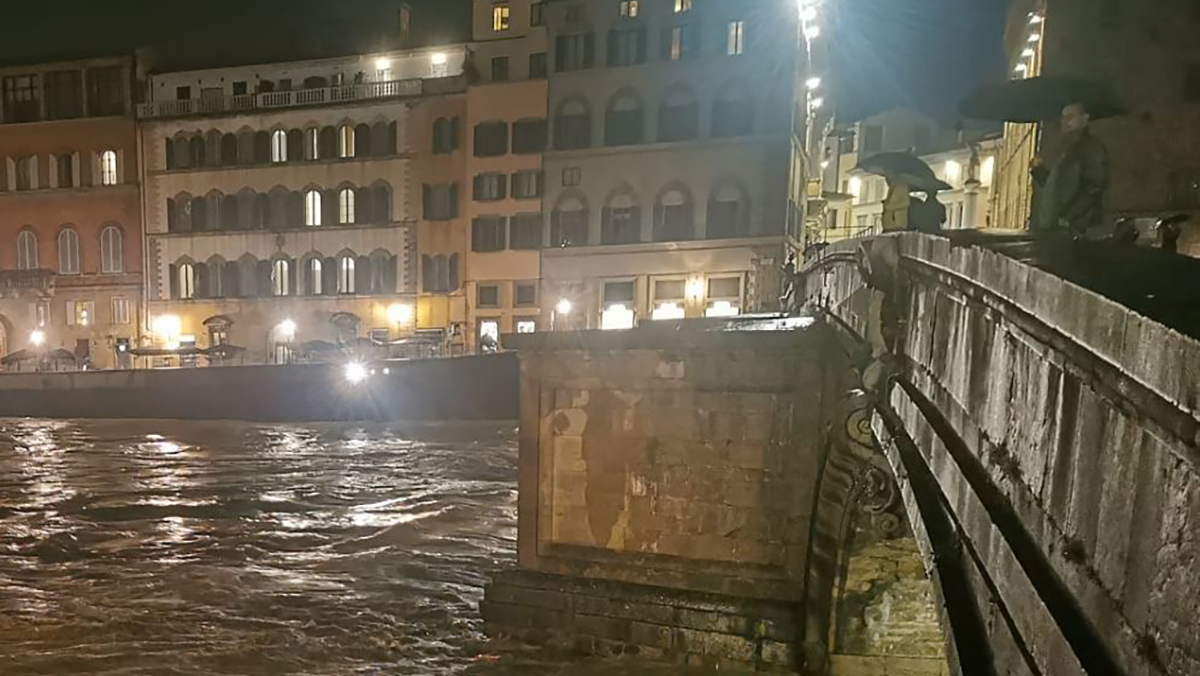 Maltempo, allerta meteo: treni in tilt e caos generale. Richiesto stato d’emergenza