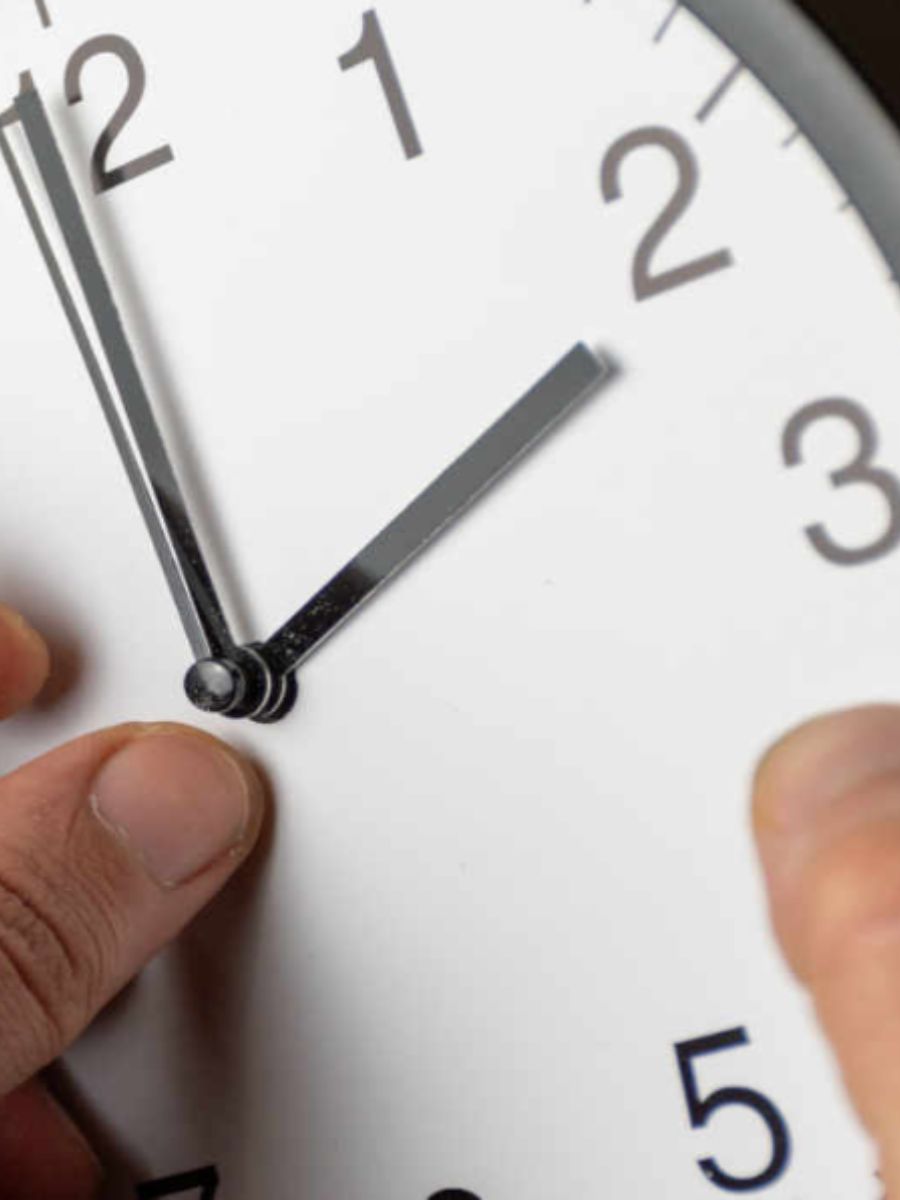 Ora legale 2025 e turni di notte, gli effetti sulla busta paga
