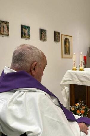 Papa Francesco e la foto dall’ospedale, interviene Bassetti: come sta davvero