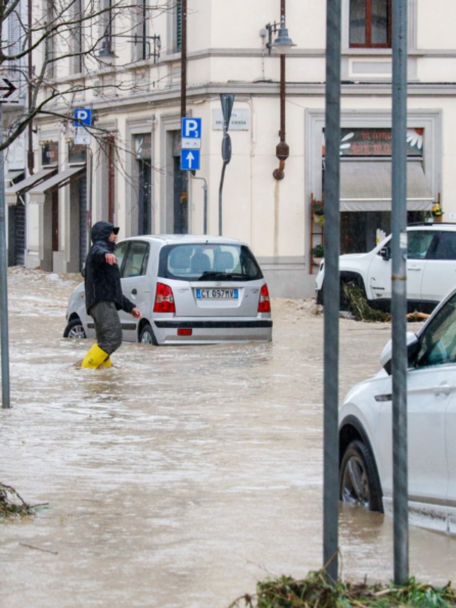 Maltempo in Toscana, esonda il Rimaggio a Sesto Fiorentino: piazza allagata