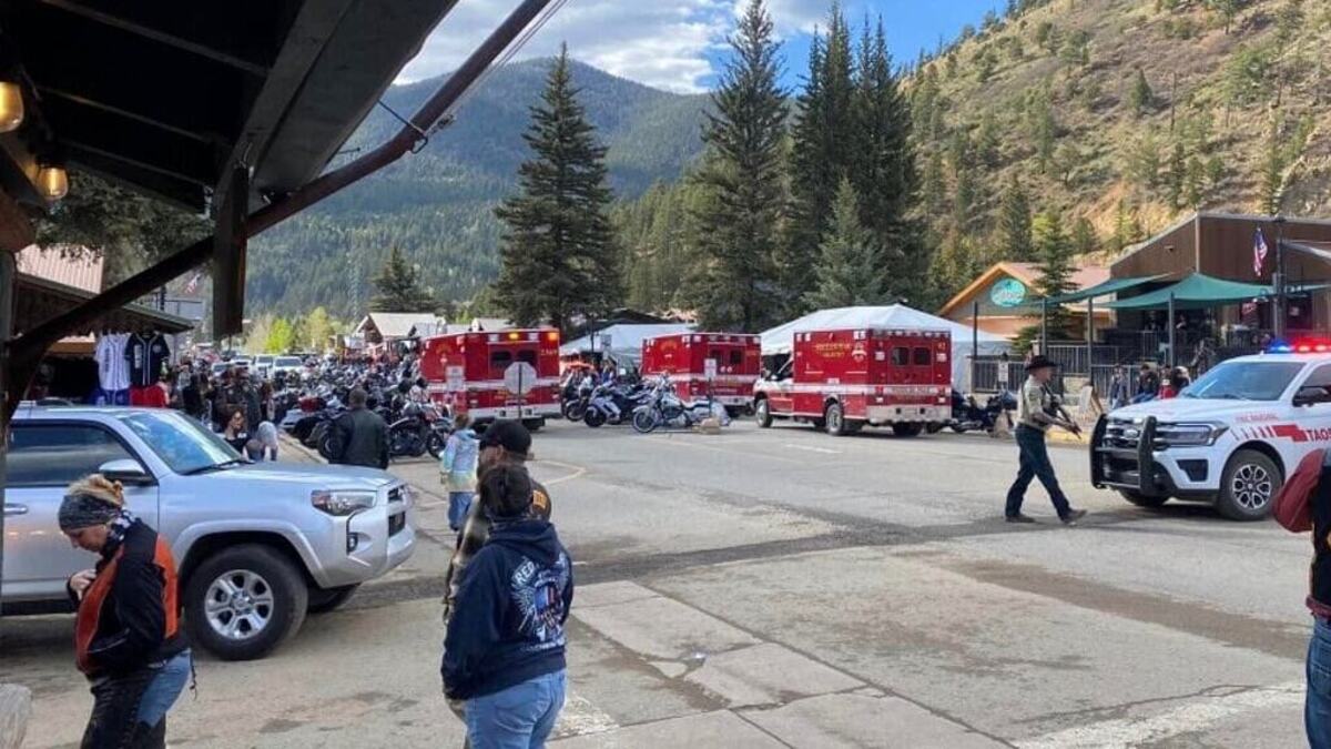 Sparatoria durante un raduno automobilistico: tre vittime, morto anche un sedicenne