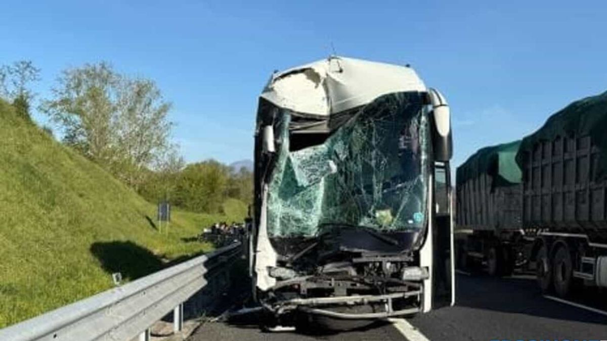 Schianto in autostrada, scontro tra tir e pullman: coinvolti 30 bambini