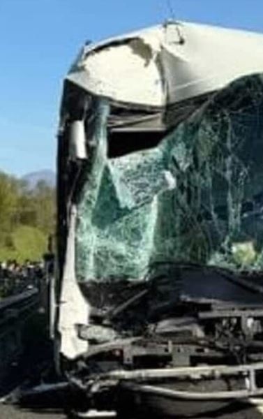 Schianto in autostrada, scontro tra tir e pullman: coinvolti 30 bambini
