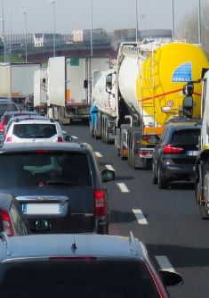 Incidente in autostrada, camion perde il controllo e si schianta: un morto