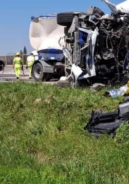 camion urta un cantiere e si ribalta