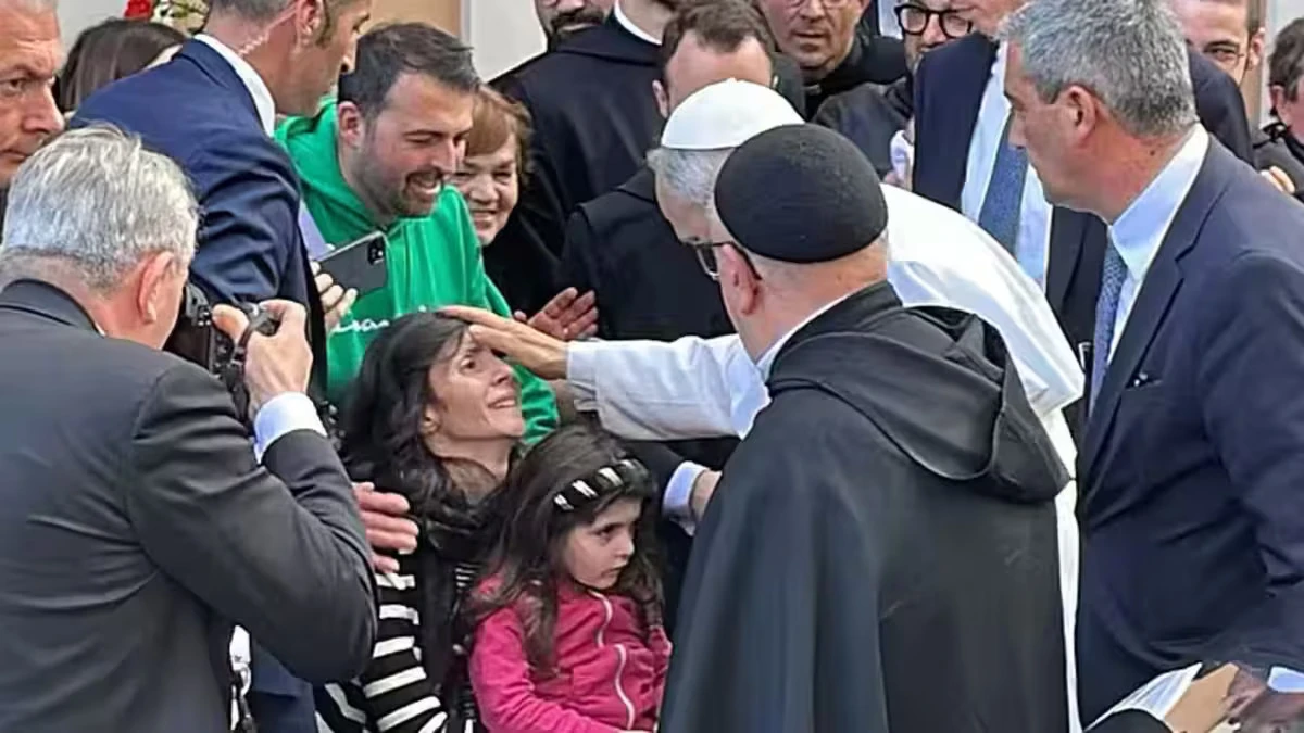 Papa Prevost, il gesto a sorpresa emoziona i fedeli: cos’è successo Papa Prevost, il gesto a sorpresa emoziona i fedeli: cos’è successo