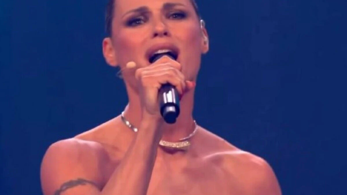 gaffe di rai 1 durante la finale dell eurovision michelle hunziker stroncata così video
