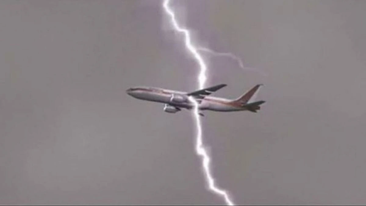 Paura per il rivale di Sinner: aereo colpito da un fulmine Paura per il rivale di Sinner: aereo colpito da un fulmine