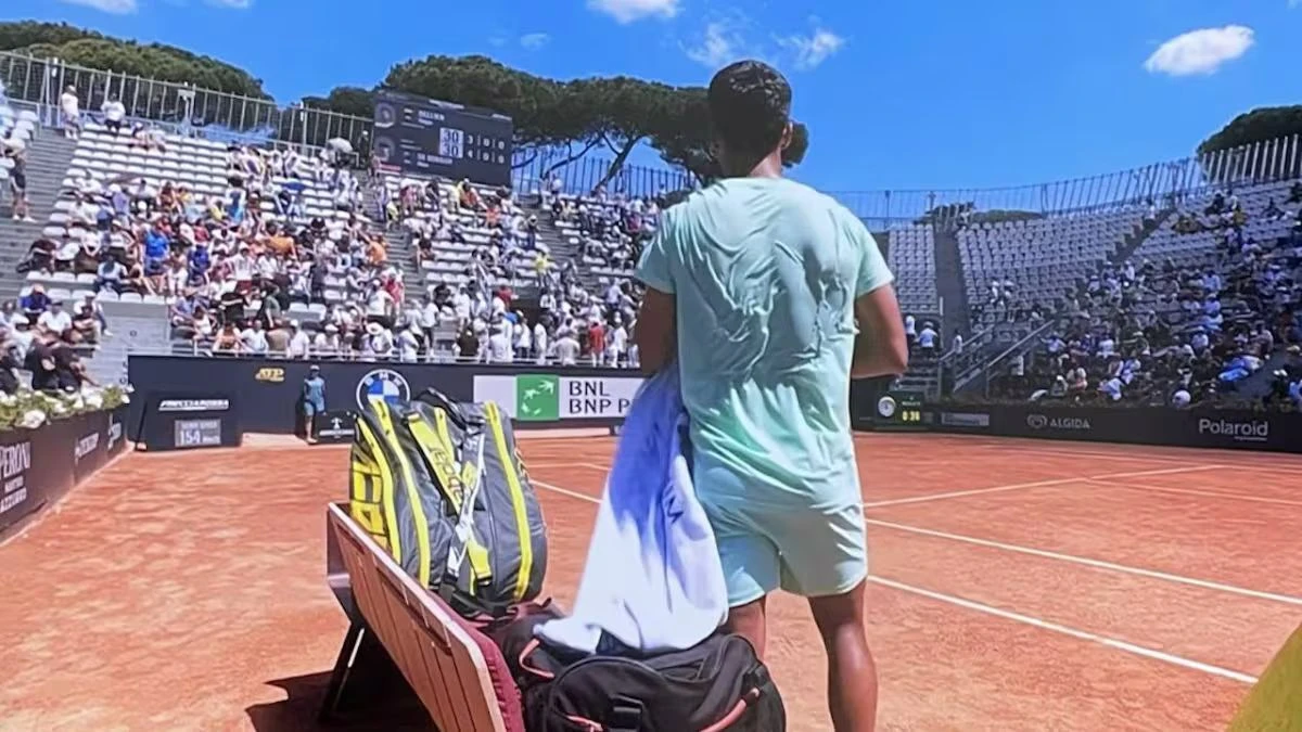 Malore improvviso agli internazionali di tennis, si accascia davanti a tutti: partita sospesa