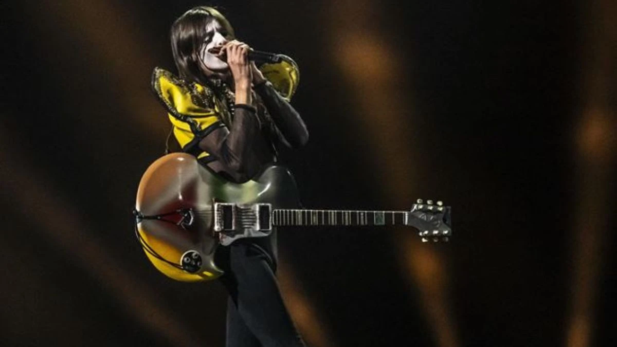 lucio corsi il gesto sul palco dell eurovision diventa virale cosa ha fatto video