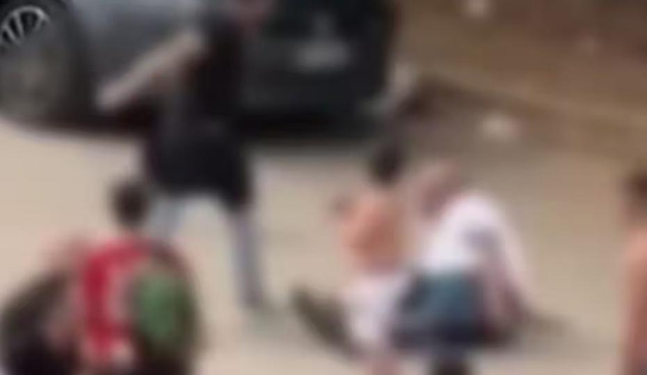 Choc fuori dallo stadio, papà picchiato davanti al figlio disperato: la scena straziante Choc fuori dallo stadio, papà picchiato davanti al figlio disperato: la scena straziante