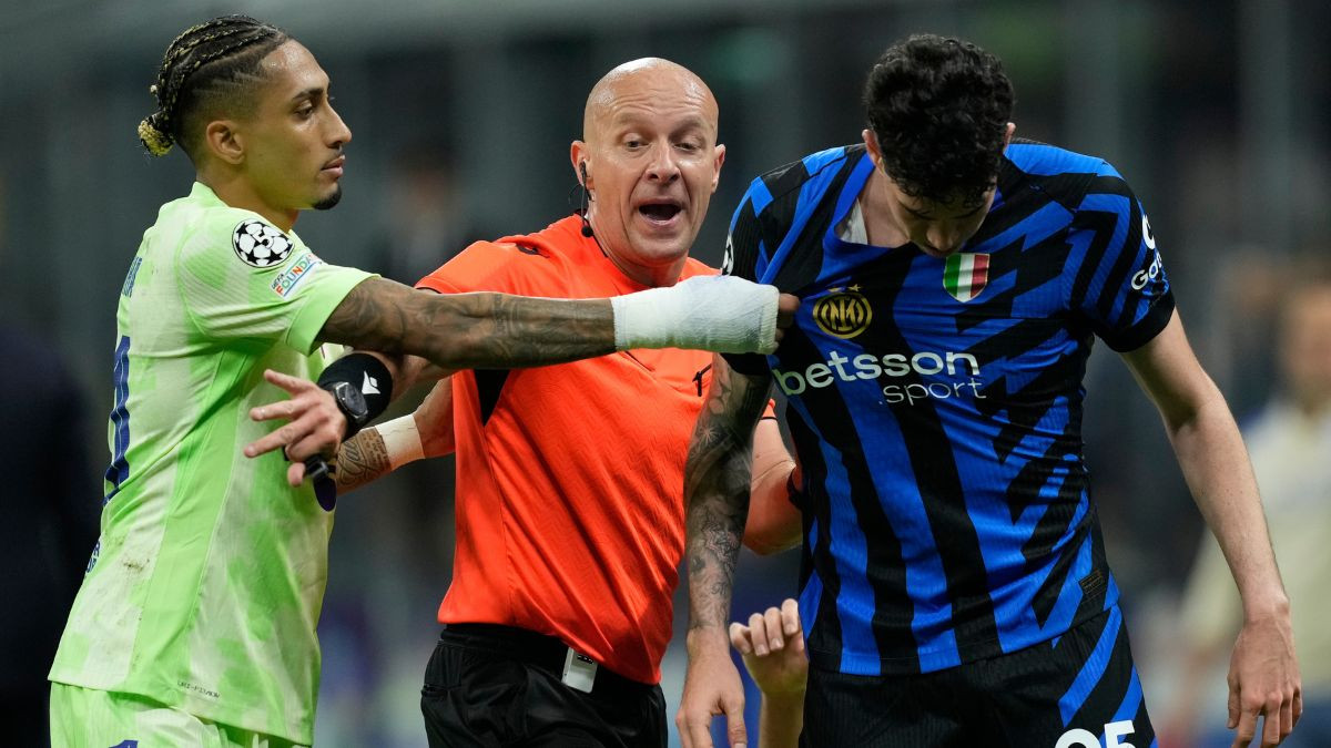 Inter, il Barcellona protesta per l’arbitraggio di Marciniak: cosa dice la moviola (e ci sono sorprese) Inter, il Barcellona protesta per l’arbitraggio di Marciniak: cosa dice la moviola (e ci sono sorprese)