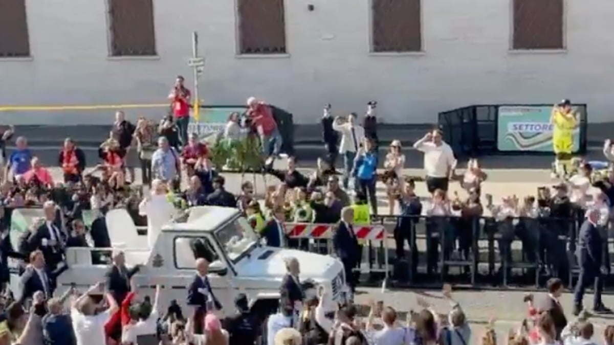 Papa Leone, il gesto emoziona tutti: ferma la papamobile e guardate che fa Papa Leone, il gesto emoziona tutti: ferma la papamobile e guardate che fa
