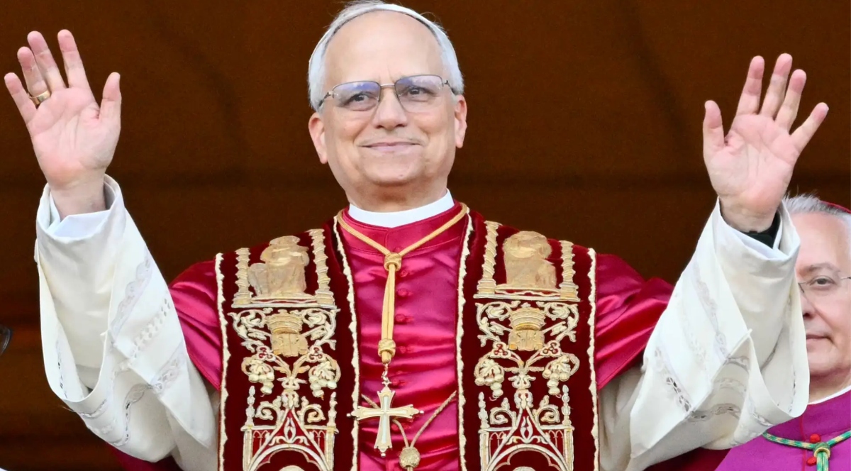 Papa Prevost, spunta la foto ‘profetica’: cosa accadde molti anni fa Papa Prevost, spunta la foto ‘profetica’: cosa accadde molti anni fa