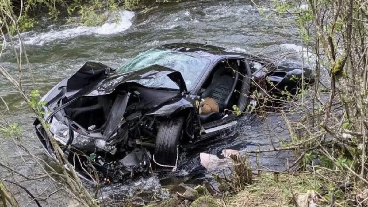 Ferrari sfreccia fuori dall’autostrada e precipita nel fiume, è tragedia: chi c’era a bordo Ferrari sfreccia fuori dall’autostrada e precipita nel fiume, è tragedia: chi c’era a bordo