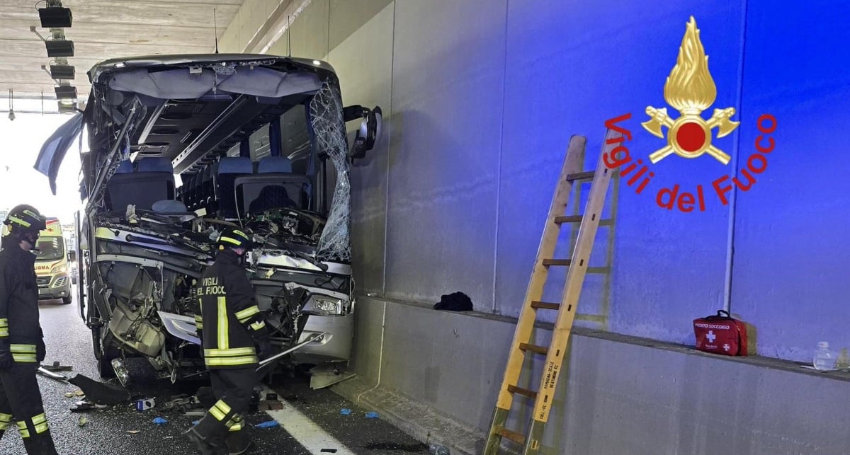Schianto tra scuolabus e camion, decine di persone coinvolte Schianto tra scuolabus e camion, decine di persone coinvolte