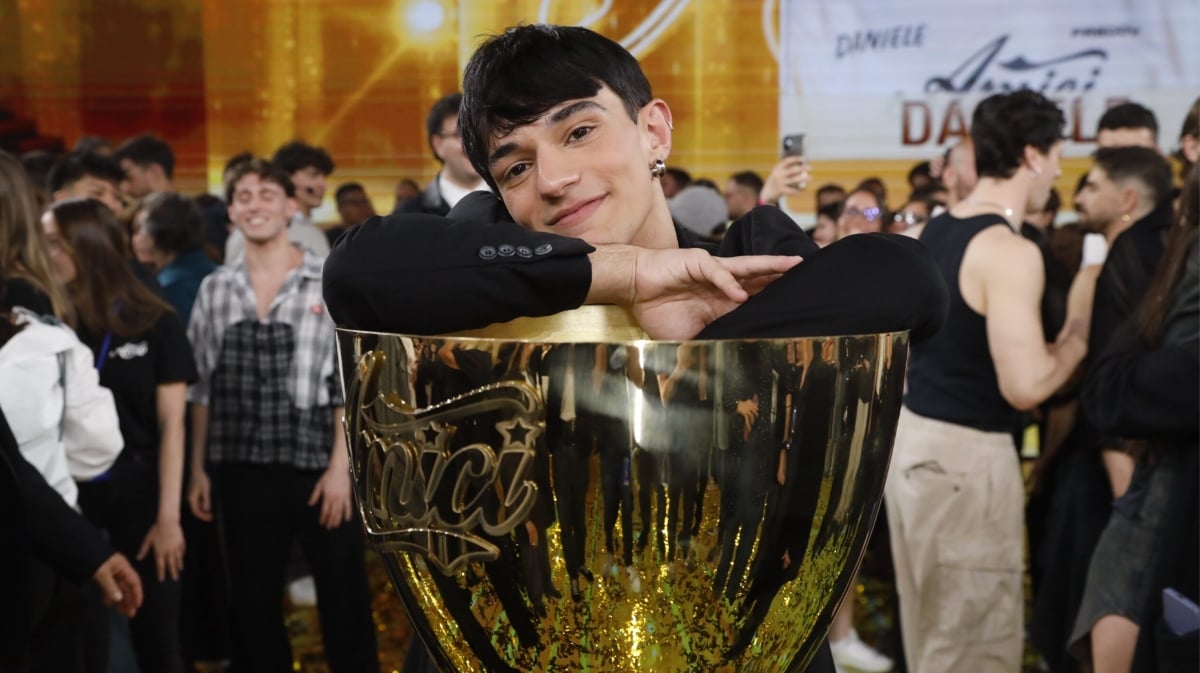“Amici”, Daniele Doria vince e chiama subito lui: il gesto inaspettato dopo la finale “Amici”, Daniele Doria vince e chiama subito lui: il gesto inaspettato dopo la finale