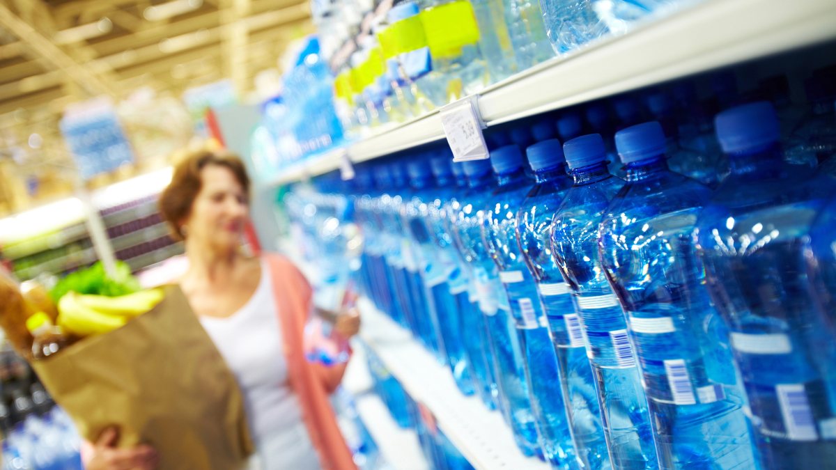 Acqua del supermercato, la classifica di Altroconsumo: “Sei marchi bocciati, presenza di inquinanti” Acqua del supermercato, la classifica di Altroconsumo: “Sei marchi bocciati, presenza di inquinanti”