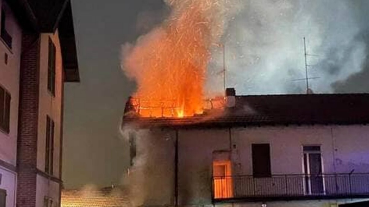 Dramma in casa, scoppia l’incendio: fiamme altissime mentre dormono Dramma in casa, scoppia l’incendio: fiamme altissime mentre dormono