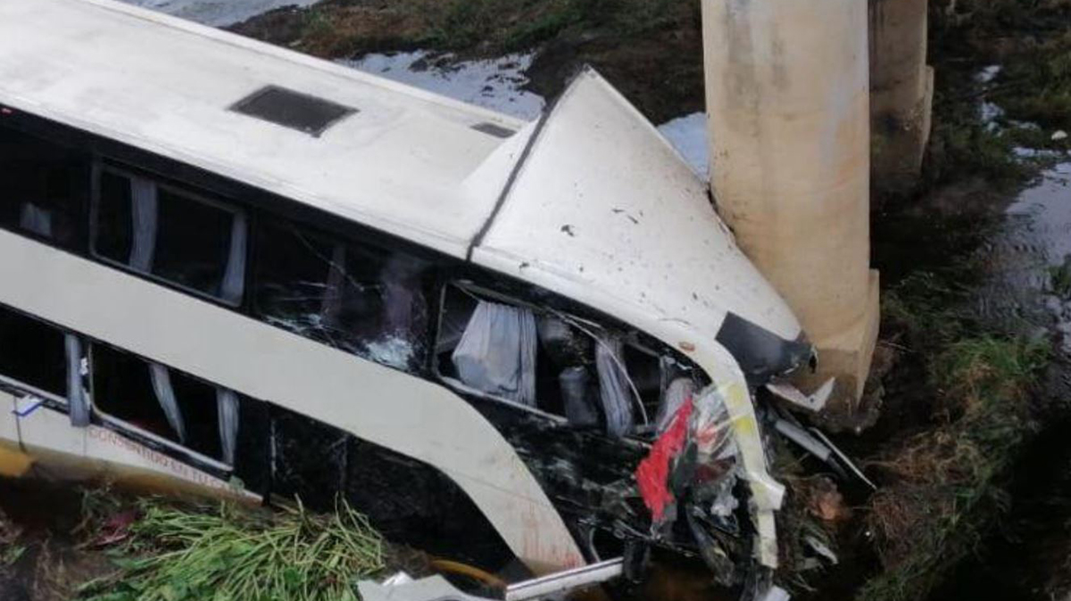 autobus di studenti sbalzato giù dal ponte ci sono morti da Tvzap.it autobus di studenti sbalzato giù dal ponte ci sono morti
