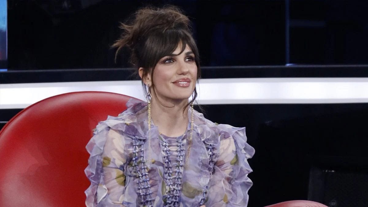 Elena D’Amario da Tvzap.it elena d amario incanta ad amici il suo look floreale vale più di uno stipendio