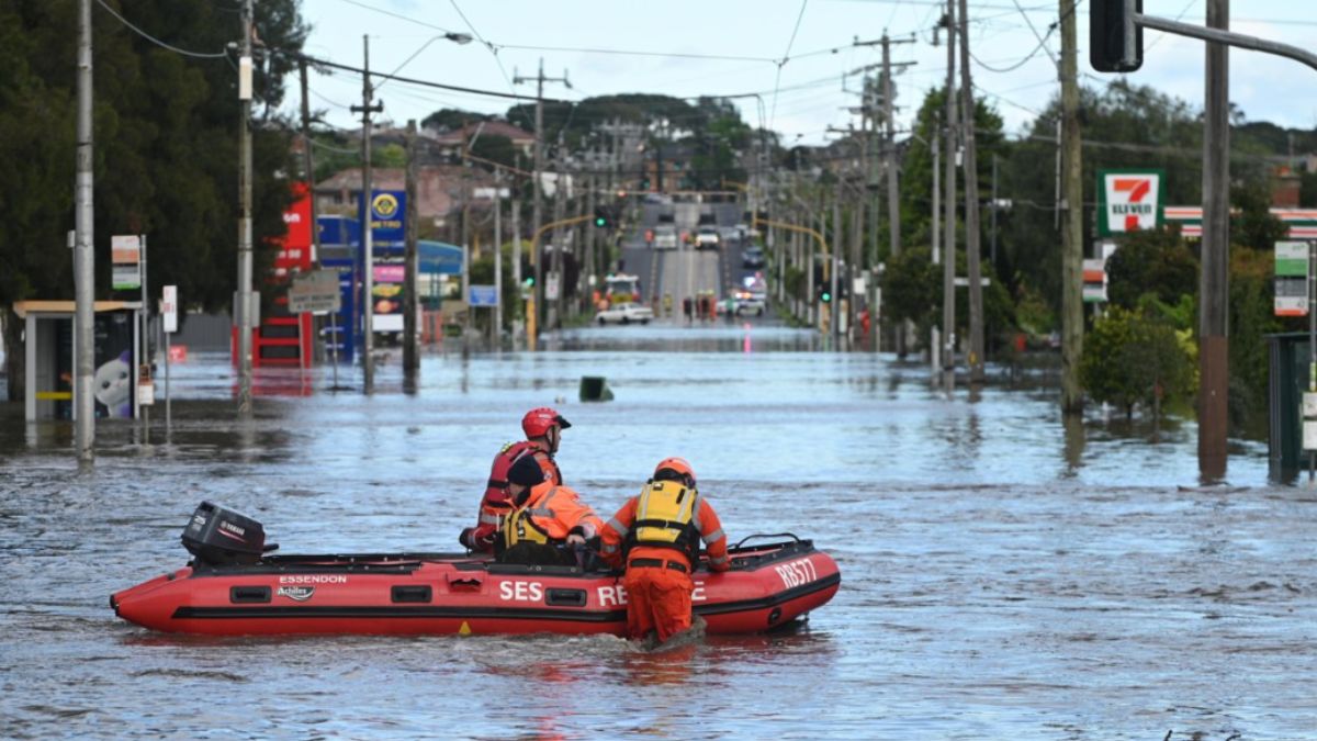 pioggia e inondazioni da record ci sono morti e migliaia di evacuati