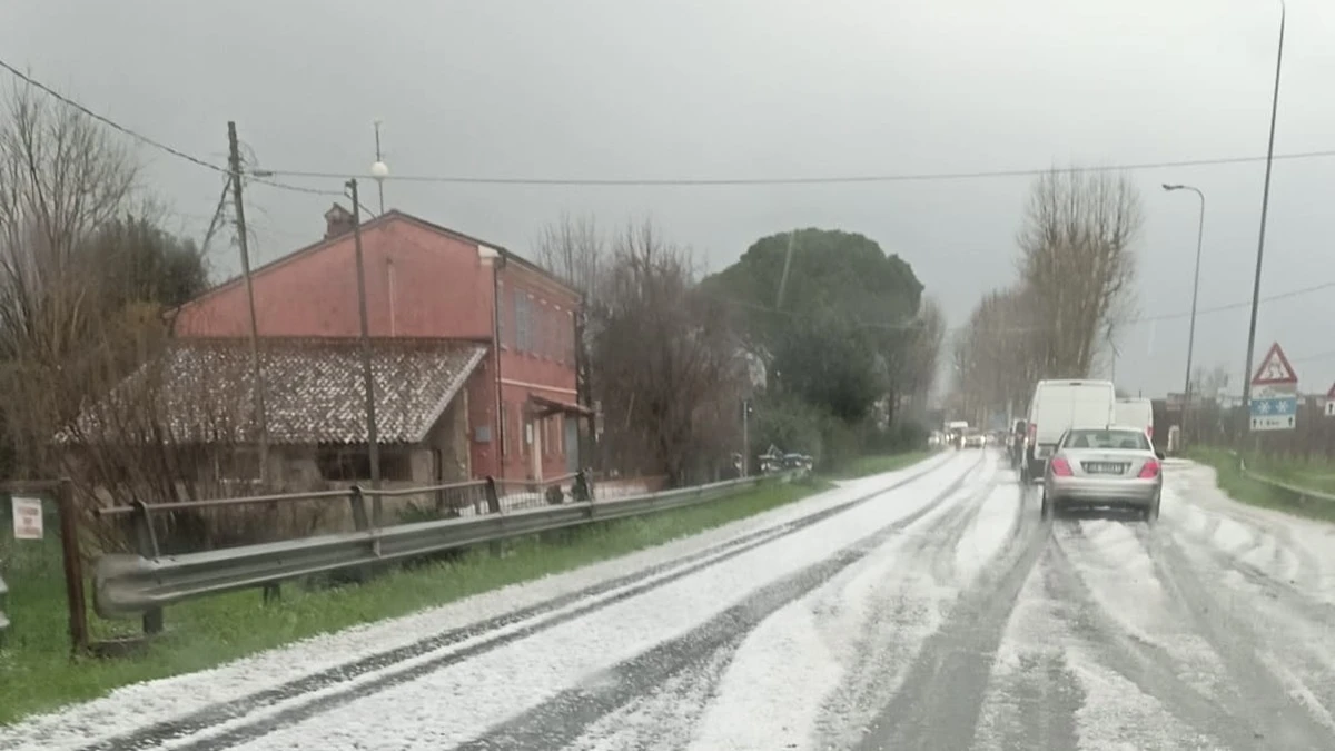 tremenda tempesta di grandine chicchi grandi come palline da golf danni e paura da Tvzap.it tremenda tempesta di grandine chicchi grandi come palline da golf danni e paura