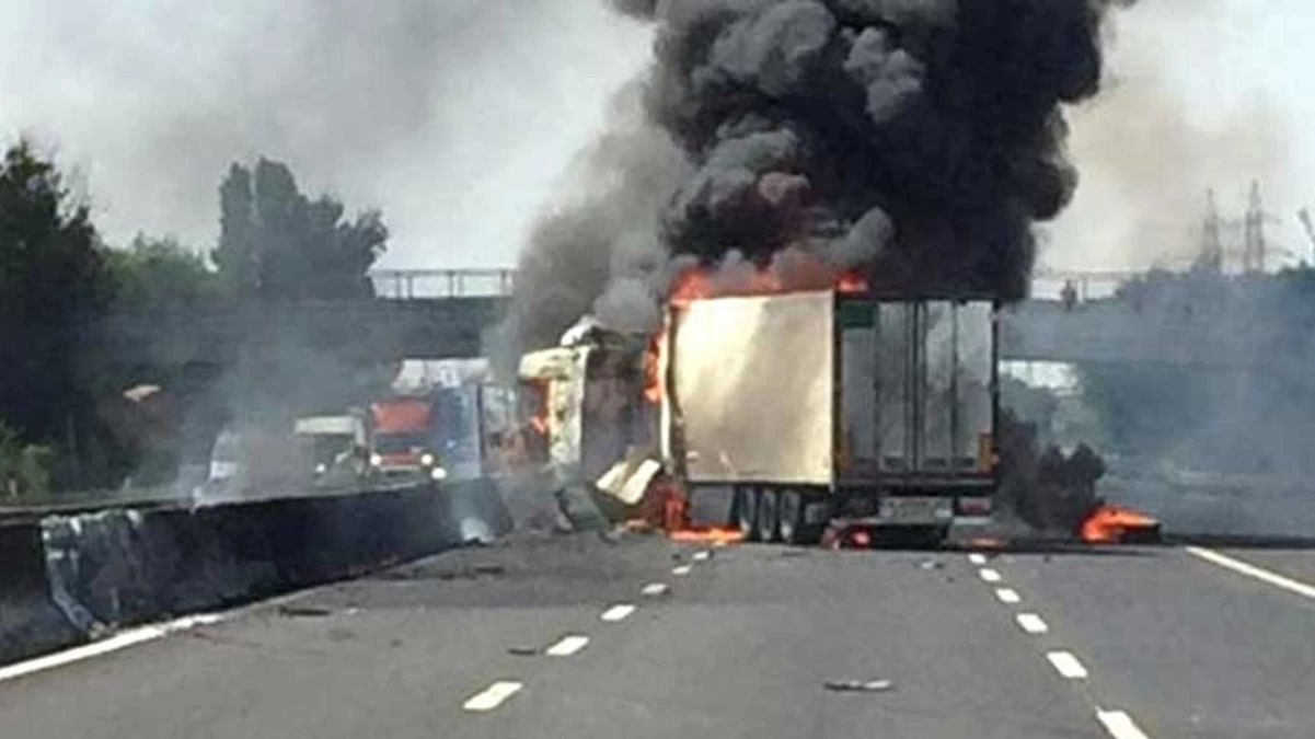 inferno in autostrada fiamme altissime e traffico paralizzato la situazione da Tvzap.it inferno in autostrada fiamme altissime e traffico paralizzato la situazione