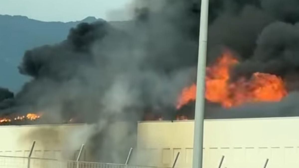 Maxi incendio in Italia, fiamme altissime e colonna di fumo visibile per chilometri (VIDEO) Maxi incendio in Italia, fiamme altissime e colonna di fumo visibile per chilometri (VIDEO)
