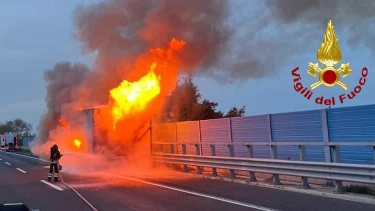 Camion a fuoco in autostrada, traffico in tilt: la situazione Camion a fuoco in autostrada, traffico in tilt: la situazione