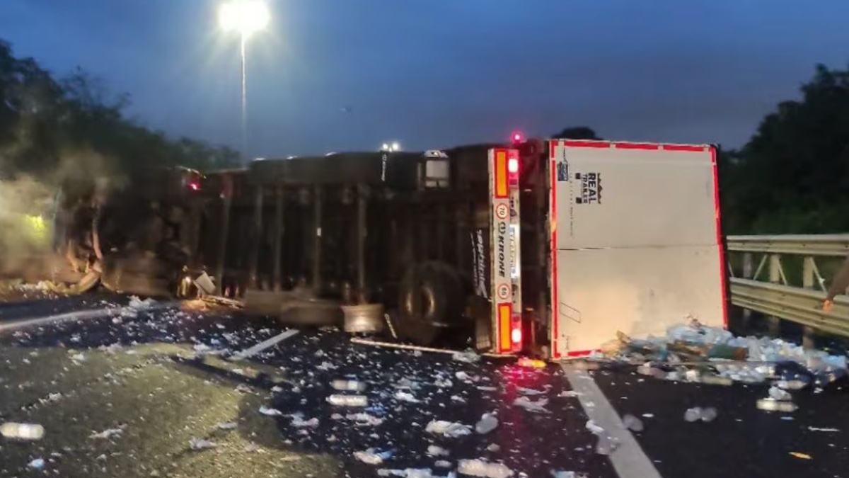 Terribile incidente da Tvzap.it terribile incidente tir si ribalta sulla careggiata traffico in tilt