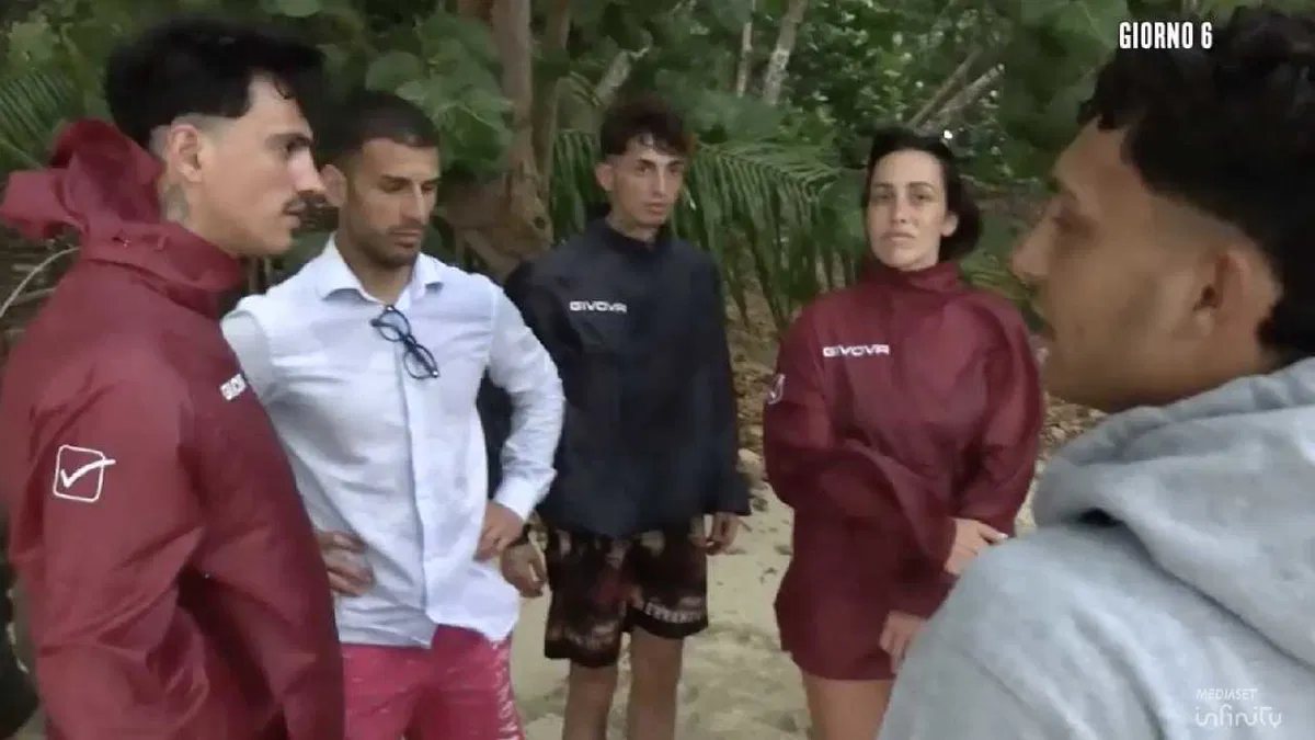 “Testa di **, sei falso”: scatta la prima lite a “L’Isola dei famosi”, scontro molto acceso “Testa di **, sei falso”: scatta la prima lite a “L’Isola dei famosi”, scontro molto acceso